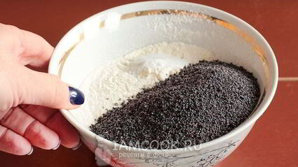 кекс с маком и изюмом