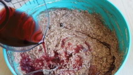 кекс с шоколадом и красным вином