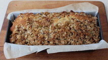 кекс с яблоками и овсяным штрейзелем