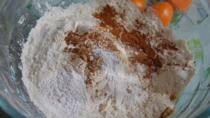 пряные томатные кексы с красной смородиной