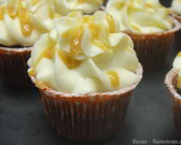 Шоколадно-кофейный капкейк с пряной карамелью