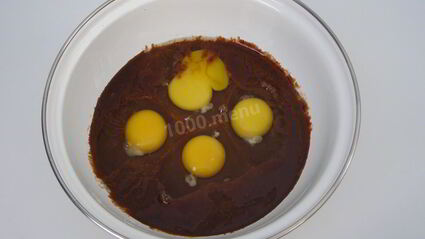 шоколадный кекс с изюмом и орехами