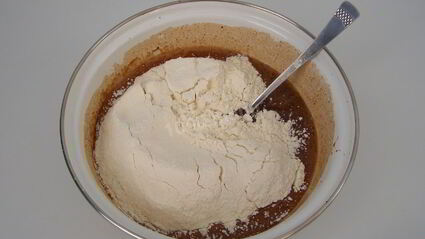 шоколадный кекс с изюмом и орехами