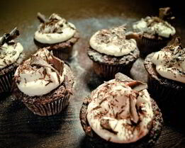 Шоколадные капкейки с вишней