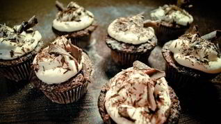 Шоколадные капкейки с вишней