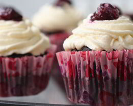 Шоколадные кексы с творожным кремом и вишней