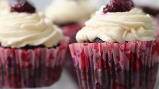 Шоколадные кексы с творожным кремом и вишней