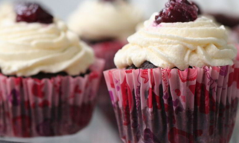 Рецепт шоколадные кексы с творожным кремом и вишней