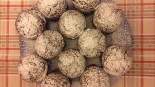 Шоколадные кексы с вишней