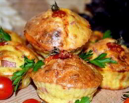 Закусочный кекс с колбасой и оливками