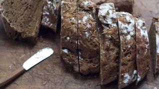 Черный хлеб с морковью и тмином