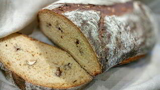 Хлеб на печеных яблоках с орешками