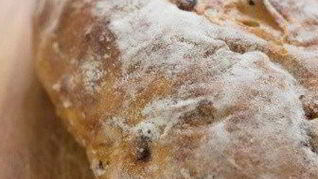 Пшенично-ржаной дрожжевой хлеб с изюмом и тмином