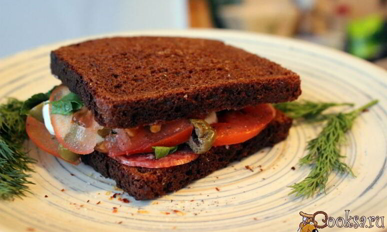 Рецепт сендвич из ржаного хлеба с салями и помидором