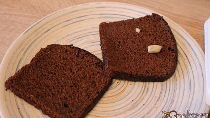 сендвич из ржаного хлеба с салями и помидором