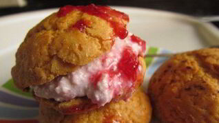 Сконы с корицей и начинкой из творога и малины