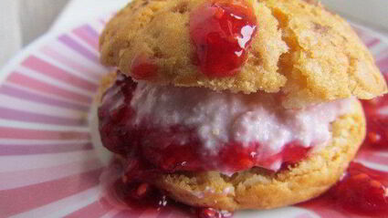сконы с корицей и начинкой из творога и малины