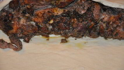 тосканский пресный хлеб с рулетом из ягнятины