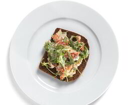 Тосты из ржаного хлеба с раковым салатом