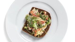 Тосты из ржаного хлеба с раковым салатом