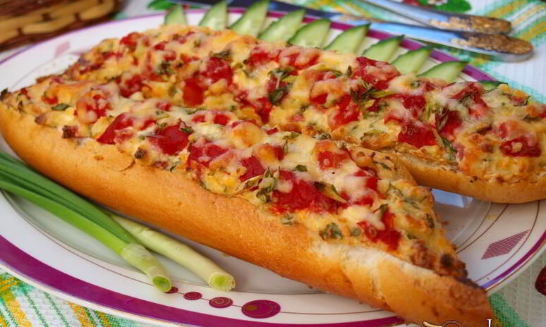 Рецепт запеченный багет с колбасой и помидорами