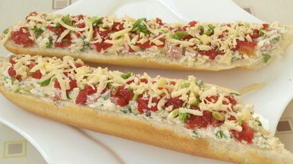 запеченный багет с колбасой и помидорами