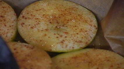 конвертики из фило с запеченными яблоками