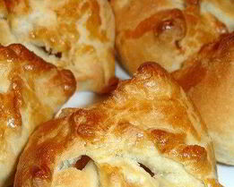 Конвертики с яблоком, изюмом и корицей