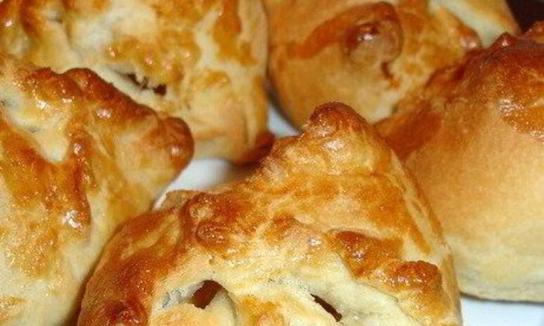 Рецепт конвертики с яблоком, изюмом и корицей