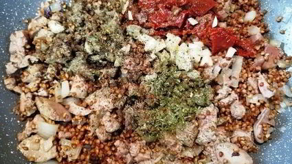 греча с печенью в корзинке из лаваша