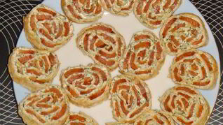 Лаваш, фаршированный красной рыбой