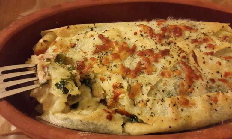 Рецепт лаваш с тунцом и шпинатом, запеченный в глиняной тарелке