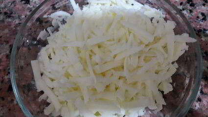 лаваш с тунцом и шпинатом, запеченный в глиняной тарелке