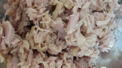 лаваш с тунцом и шпинатом, запеченный в глиняной тарелке