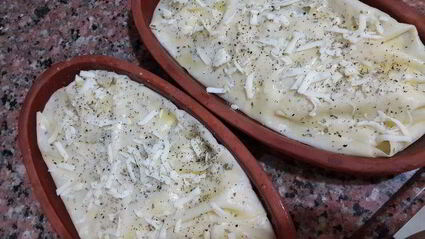 лаваш с тунцом и шпинатом, запеченный в глиняной тарелке