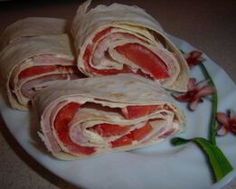 Лаваш с ветчиной и помидорами