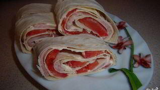 Лаваш с ветчиной и помидорами