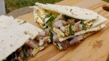 лаваш с яйцом, селедкой и зеленью