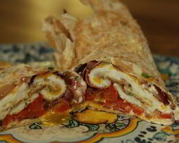 Лаваш с жареными яйцами, сладким перцем и луком