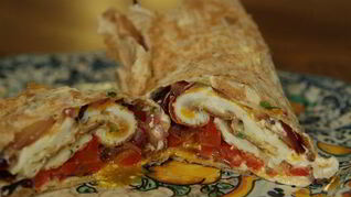 Лаваш с жареными яйцами, сладким перцем и луком