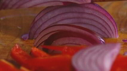 лаваш с жареными яйцами, сладким перцем и луком