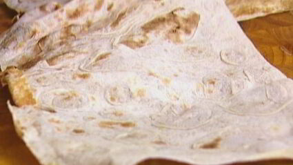 лаваш с жареными яйцами, сладким перцем и луком