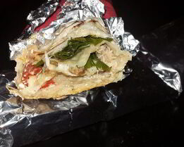 Лаваш, запеченный с тунцом, помидорами и сыром