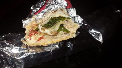 лаваш, запеченный с тунцом, помидорами и сыром