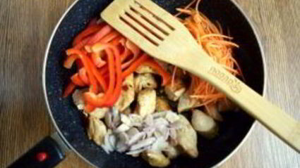 ролл из лаваша с курицей и овощами