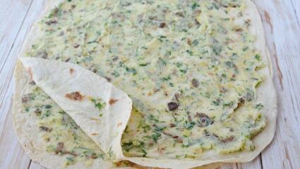 рулетики из лаваша с картофелем, грибами и зеленью