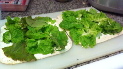 рулетики из лаваша с семгой и ветчиной