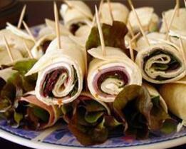 Рулетики из лаваша с ветчиной и вялеными помидорами