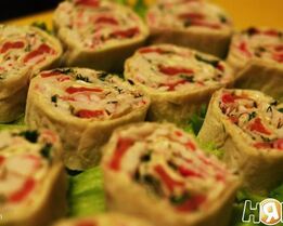 Рулеты из лаваша с крабовым мясом и красной рыбой