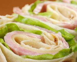 Рулеты из лаваша с сыром, ветчиной и зеленью